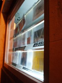 detalle exposicion sinedie 2006 en sala lai foto bego&ntilde;a mu&ntilde;oz 2006 cortesia de la autora para lai museu m reservados todos los derechos