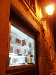 detalle exposicion sinedie 2006 en sala lai foto bego&ntilde;a mu&ntilde;oz 2006 cortesia de la autora para lai museum all rights reserved