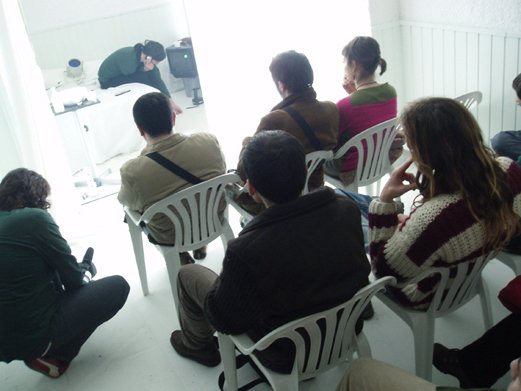 un momento de la accion_autorretrato llevada a cabo por jose francisco caso del corro en salalai el dia 1 de febrero de 2006 registro documental lai museum foto bego&ntilde;a mu&ntilde;oz cortesia de la autora para lai museum all rights reserved