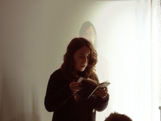 la actriz mar baranda lee textos seleccionados por caso en el transcurso de la accion llevada a cabo por el artista en salalai el dia 1 de febrero de 2006 foto bego�a mu�oz