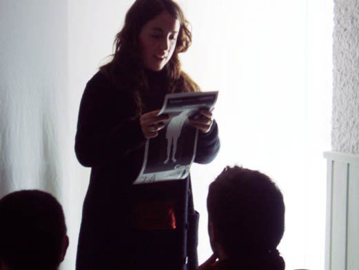 la actriz mar baranda lee textos manuscritos de caso en el transcurso de la accion llevada a cabo por el artista en salalai el dia 1 de febrero de 2006  foto bego&ntilde;a mu&ntilde;oz cortesia de la autora para lai museum all rights reserved